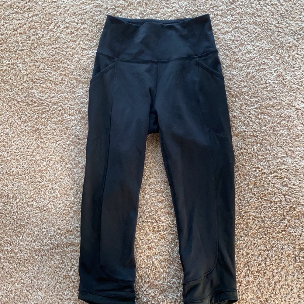 Lululemon size 2 black cropped leggings